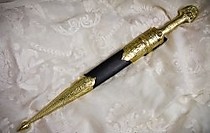 Кинжал с отделкой из кожи и латуни